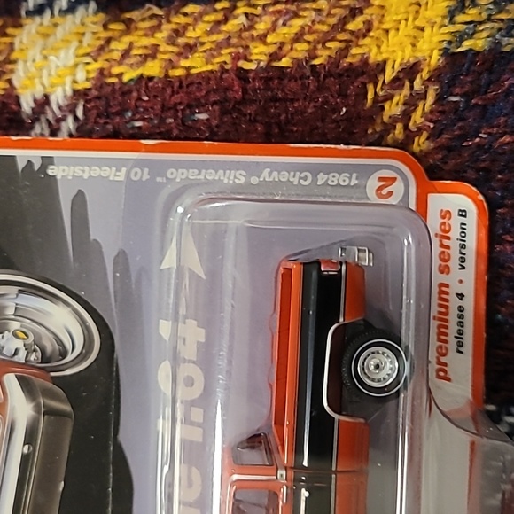 Auto World Muscle Trucks 1984 Chevy Silverado 10 Fleetside - Picture 5 of 11